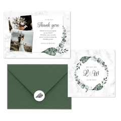 Trouwkaarten marmer en eucalyptus bladeren