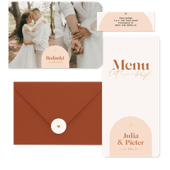 Moderne trouwkaarten met oranje boog en goudfolie