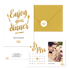 Trouwset met gouden typografie en kalenders