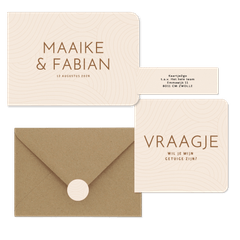 Moderne beige trouwset met golvende lijnen