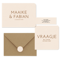 Moderne beige trouwset met golvende lijnen