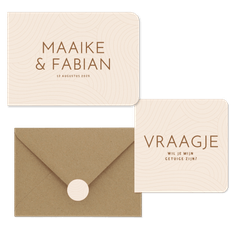 Moderne beige trouwset met golvende lijnen