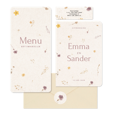 Natuurlijke trouwset met geperste bloemen en papier textuur