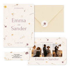 Natuurlijke trouwset met geperste bloemen en papier textuur