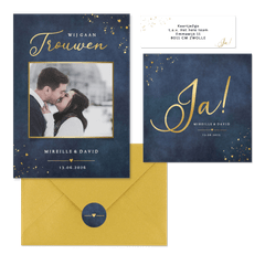 Klassieke donkerblauwe trouwset met goudfolie