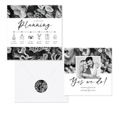 Trouwset zwart wit met koraal illustraties