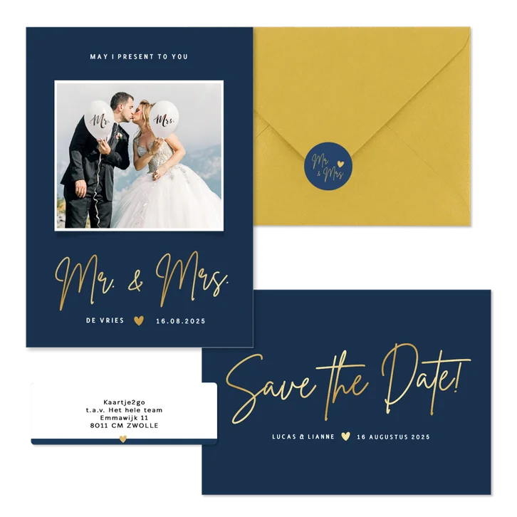 Eenvoudige donkerblauwe trouwset met goud