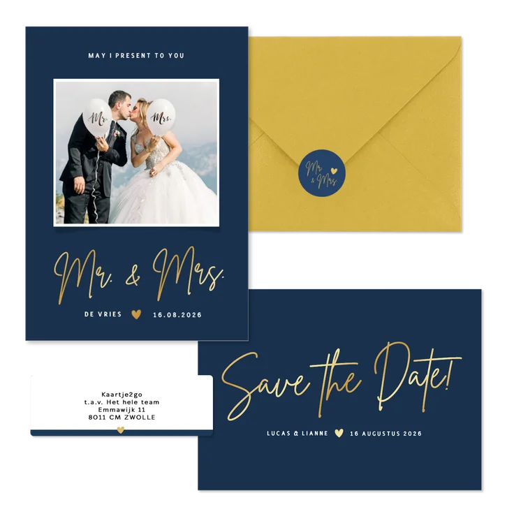 Eenvoudige donkerblauwe trouwset met goud