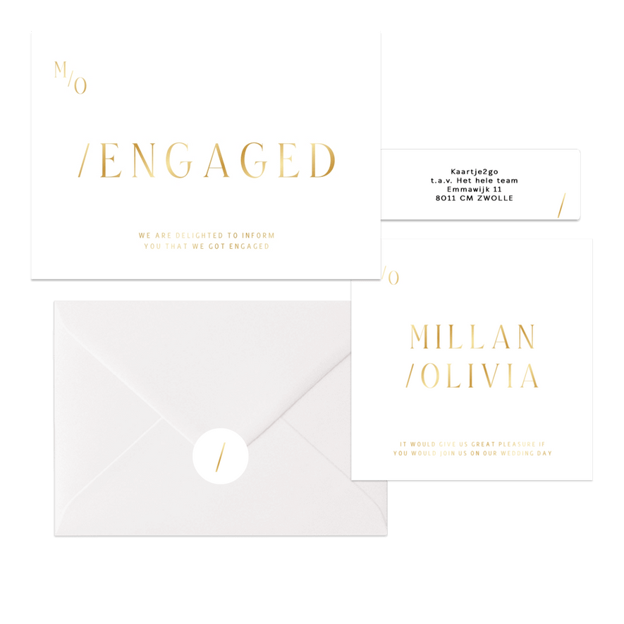 Typografische trouwkaarten met minimalistische gouden tekst en slash