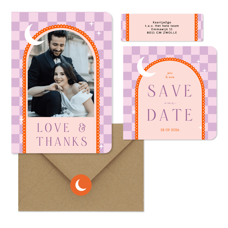 Moderne trouwset met lila ruitjes en oranje boog met maan