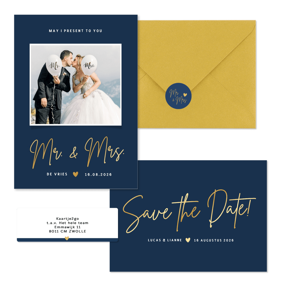 Eenvoudige donkerblauwe trouwset met goud