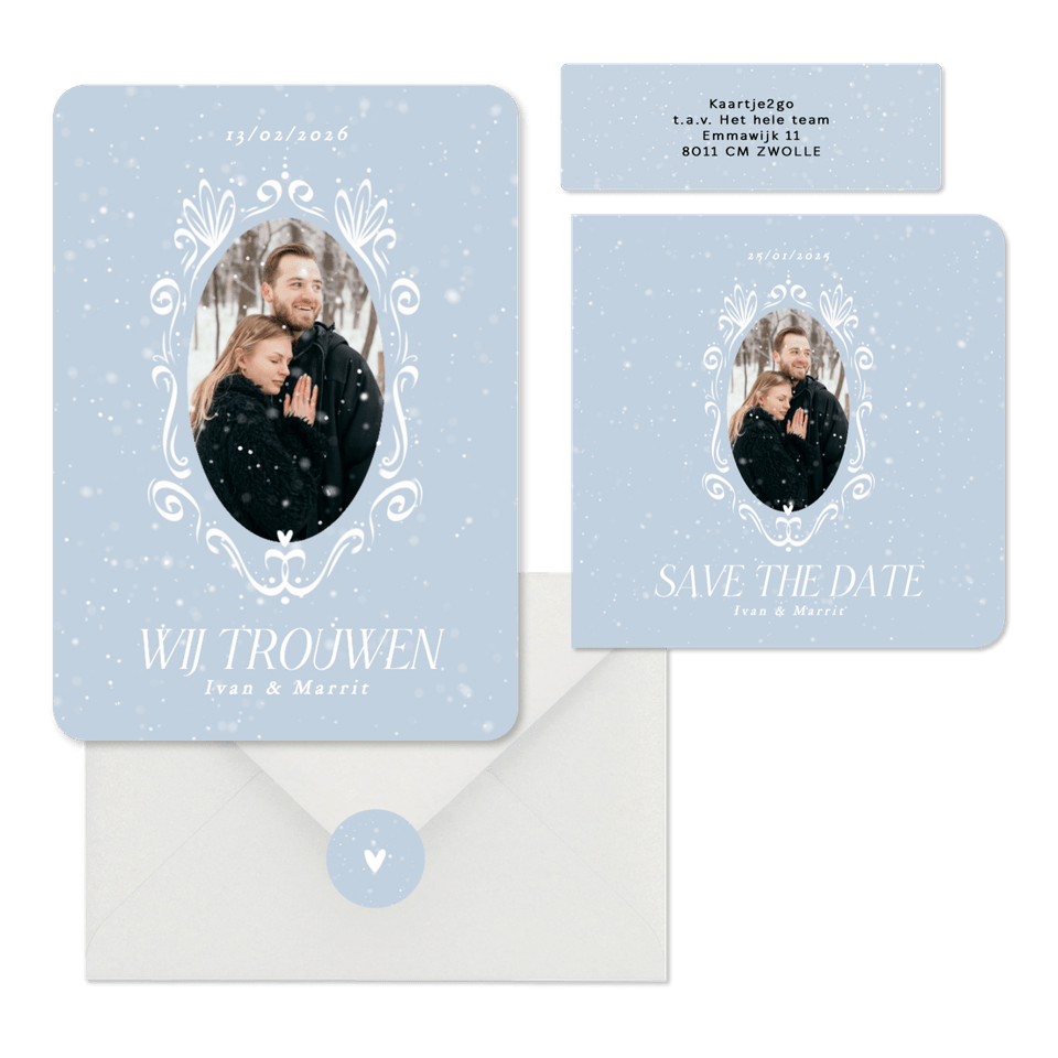Winter blauwe trouwkaartenset foto in kader en sneeuw